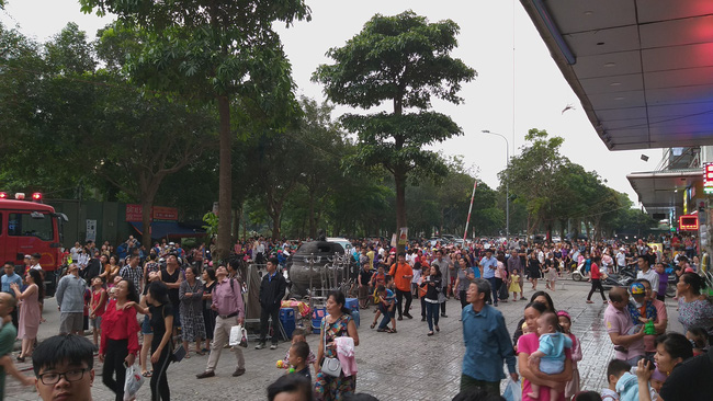 Cháy tại tầng 32 chung cư HH Linh Đàm, khói đen bốc nghi ngút khiến nhiều người hoảng sợ-6