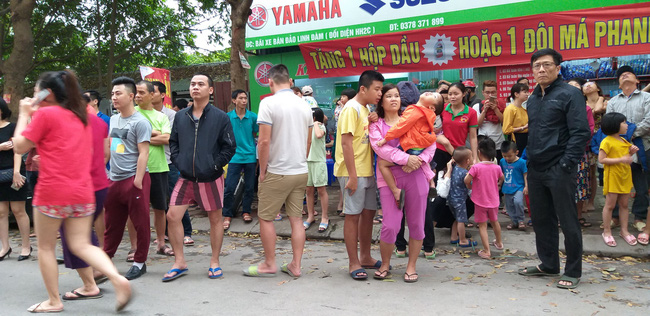 Cháy tại tầng 32 chung cư HH Linh Đàm, khói đen bốc nghi ngút khiến nhiều người hoảng sợ-10