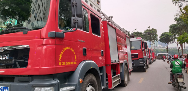 Cháy tại tầng 32 chung cư HH Linh Đàm, khói đen bốc nghi ngút khiến nhiều người hoảng sợ-11