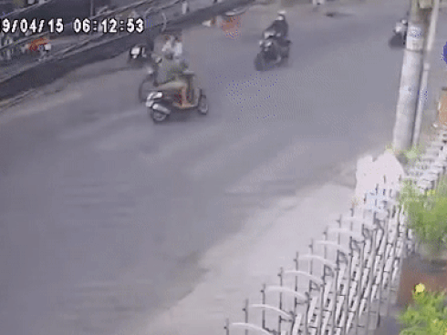 Sau cú đâm kinh hoàng, người dân xúm đông tại hiện trường, không dám động vào nam nạn nhân