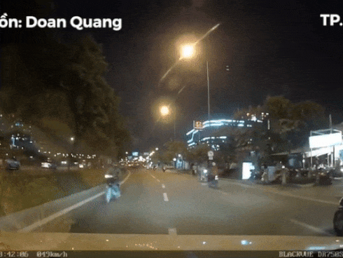 Xe máy đi ngược chiều, dùng chân khiêu khích ô tô