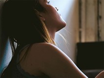 Ăn mặc nóng bỏng để đợi chồng về nào ngờ sau vài tiếng gõ cửa, xông vào phòng lại là một người khác Ăn mặc nóng bỏng để đợi chồng về nào ngờ sau vài tiếng gõ cửa, xông vào phòng lại là một người khác