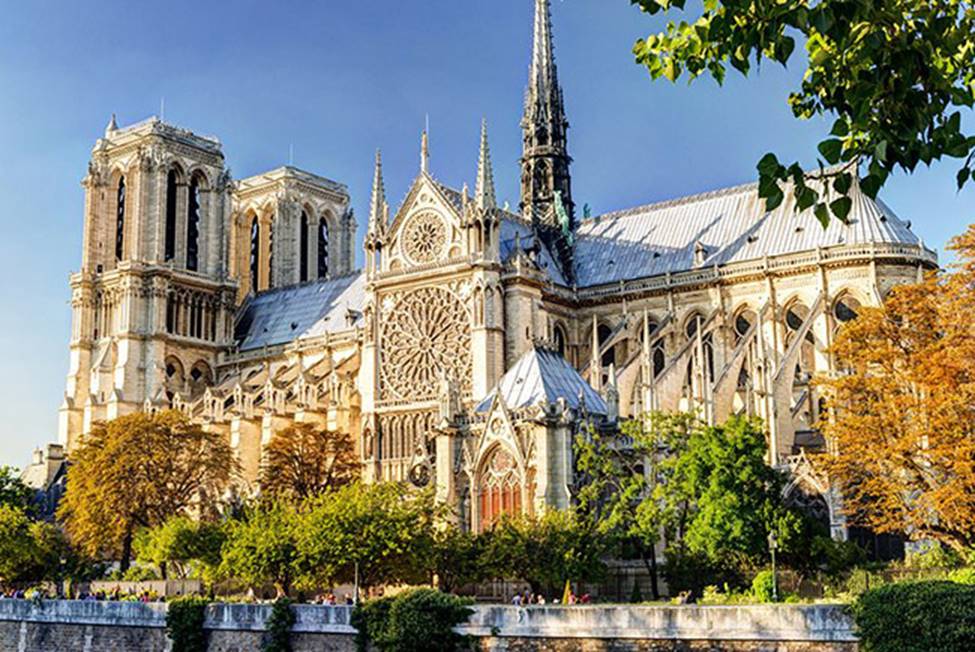 Ngắm lại Nhà thờ Đức Bà Paris, trái tim của nước Pháp trước khi chìm trong biển lửa-1