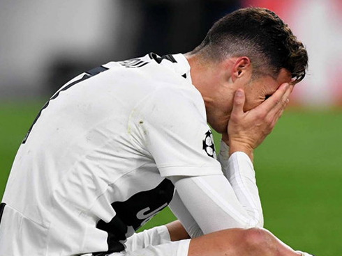 Ronaldo trở thành tâm điểm của màn ăn mừng vô địch có một không hai-11