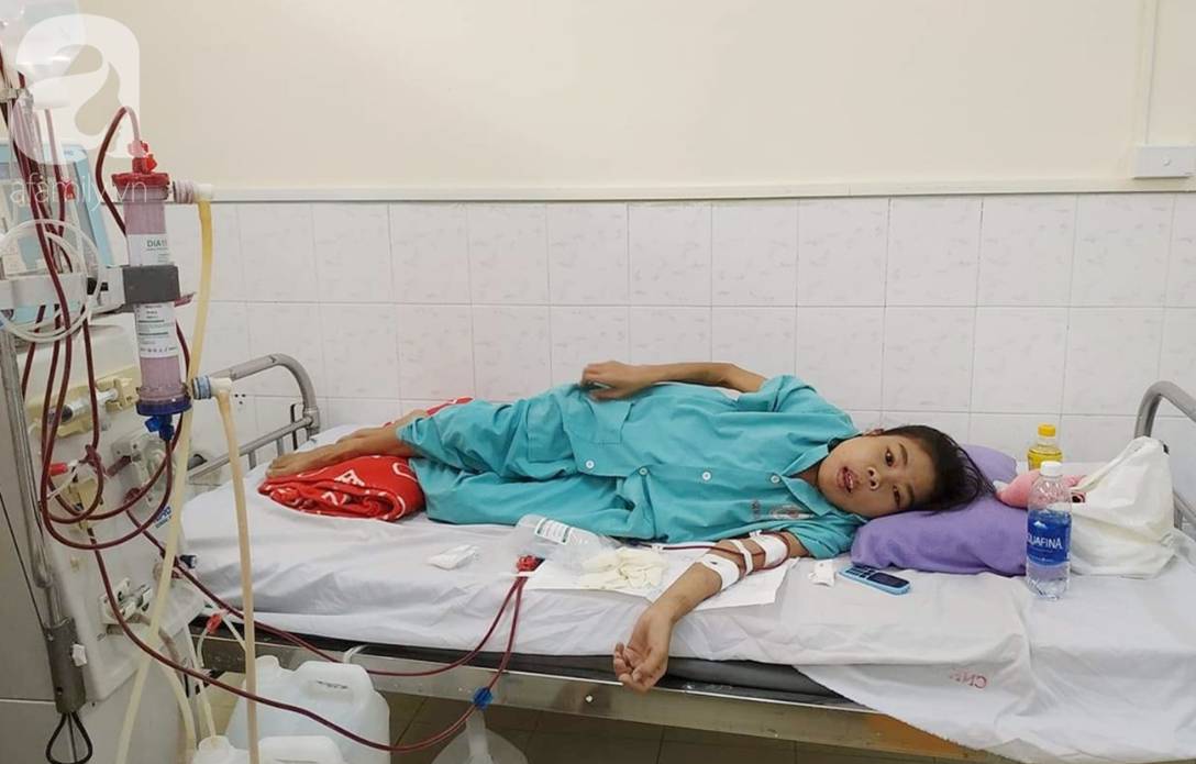 Bị suy thận nhưng vẫn cố giữ thai nhi, người mẹ bị biến dạng khuôn mặt, chấp nhận chết để con gái nhỏ được chào đời-1