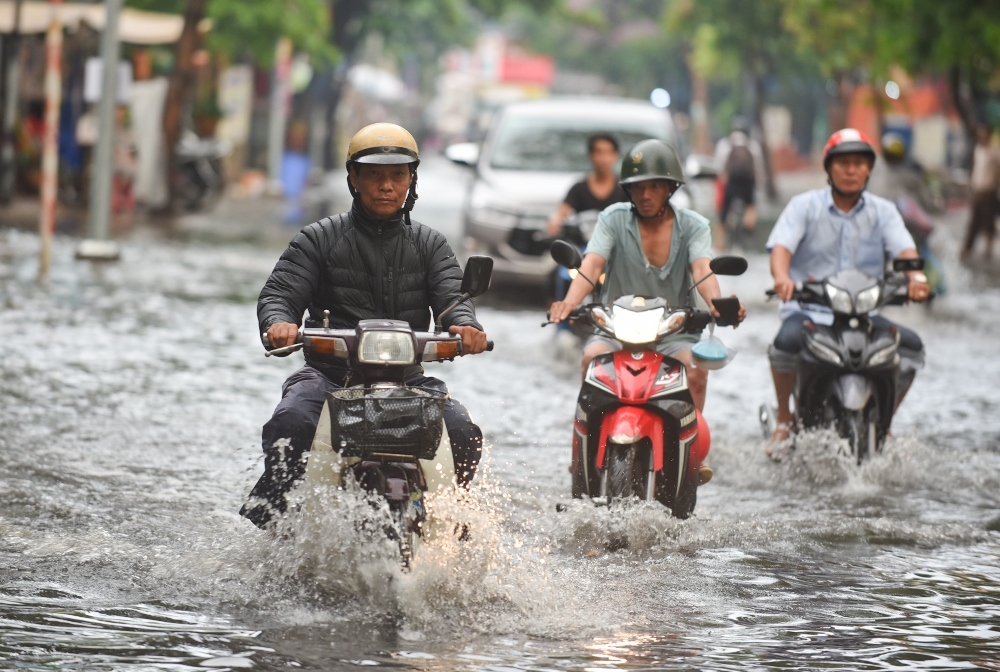 Người Sài Gòn ngã nhào trong mưa ngập đầu mùa-2