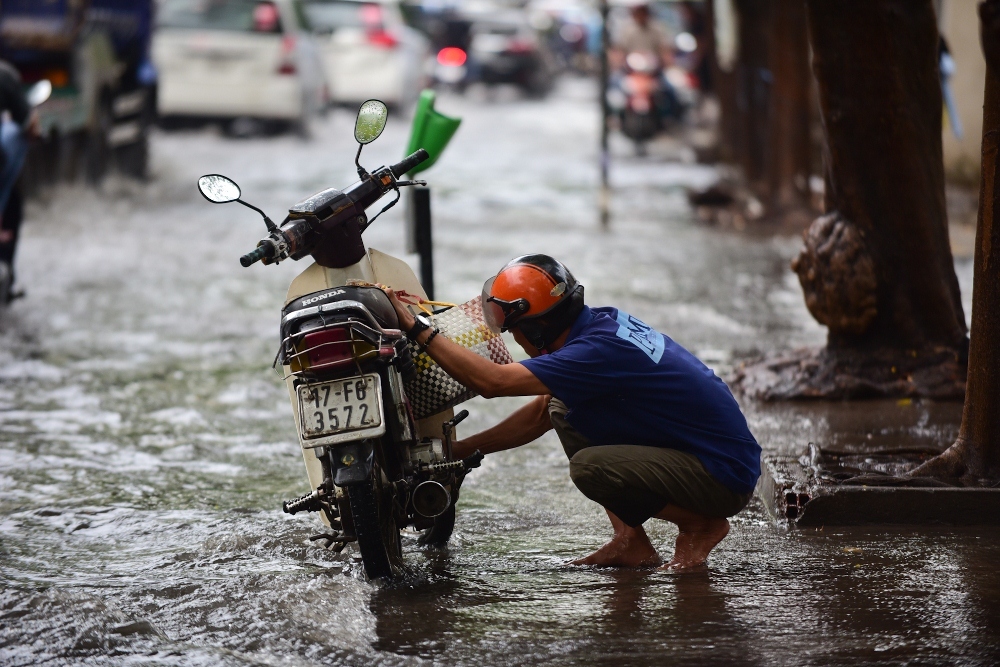 Người Sài Gòn ngã nhào trong mưa ngập đầu mùa-4