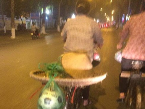 Chiếc xe đạp của người mẹ bán hàng rong cùng món quà buộc lủng lẳng đằng sau khiến nhiều người xúc động