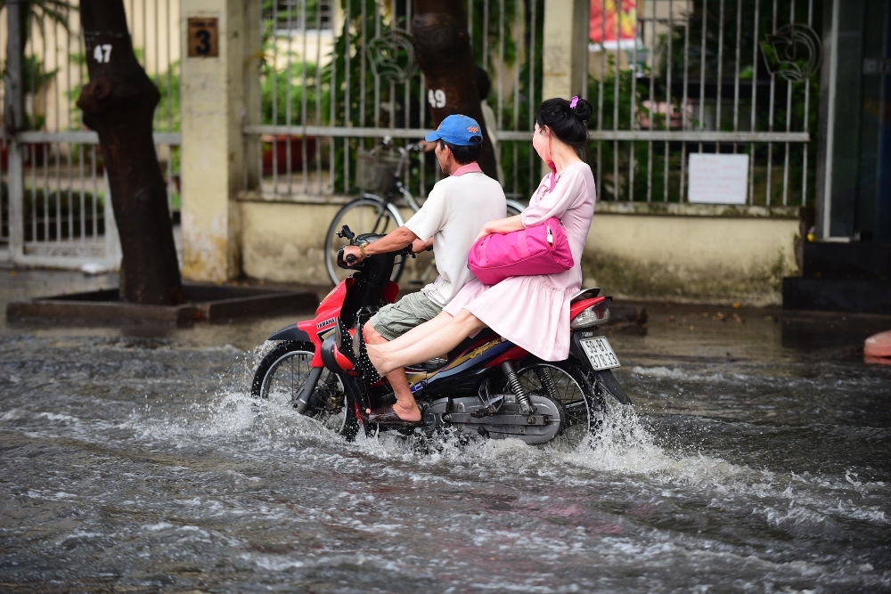 Người Sài Gòn ngã nhào trong mưa ngập đầu mùa-7