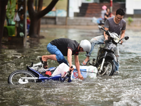 Phố Hà Nội ngập hơn 14 tiếng, cả nhà thay nhau tát nước-1
