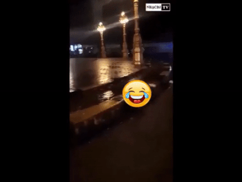 CLIP KINH SỢ: Cô gái nghi ngáo đá, lột đồ 'bơi như cá' giữa quảng trường