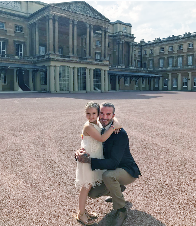 Tiểu công chúa Harper Beckham: Cuộc sống quý tộc phủ kín bằng tình thân và hàng hiệu của cô bé hạnh phúc nhất Hollywood-10