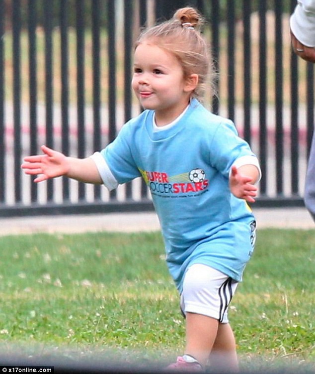 Tiểu công chúa Harper Beckham: Cuộc sống quý tộc phủ kín bằng tình thân và hàng hiệu của cô bé hạnh phúc nhất Hollywood-8