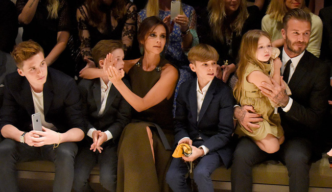 Tiểu công chúa Harper Beckham: Cuộc sống quý tộc phủ kín bằng tình thân và hàng hiệu của cô bé hạnh phúc nhất Hollywood-14