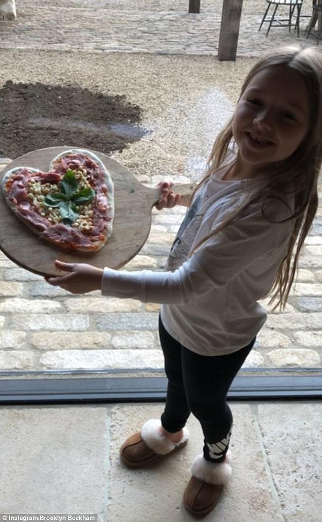 Tiểu công chúa Harper Beckham: Cuộc sống quý tộc phủ kín bằng tình thân và hàng hiệu của cô bé hạnh phúc nhất Hollywood-12