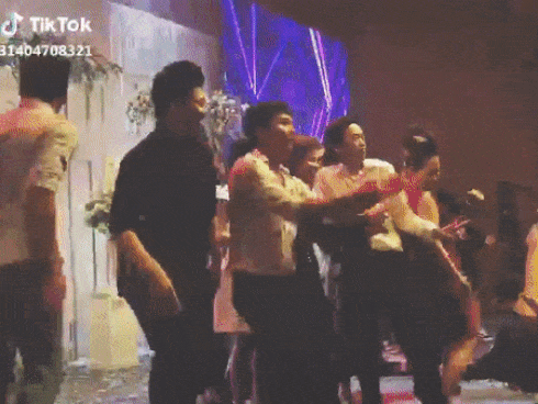 Khâm phục khả năng Hoài Linh giả giọng các ca sĩ gạo cội-1