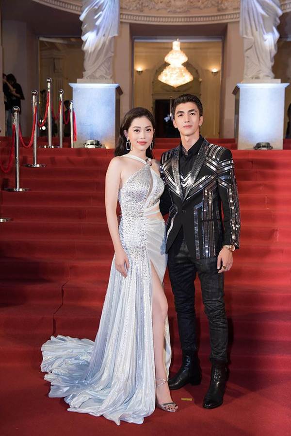 Á hậu Phương Nga mặc váy xẻ gợi cảm, tình tứ bên bạn trai Bình An trên thảm đỏ-1