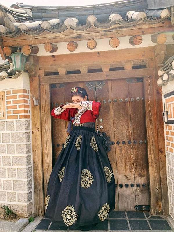 Á hậu Phương Nga mặc váy xẻ gợi cảm, tình tứ bên bạn trai Bình An trên thảm đỏ-10