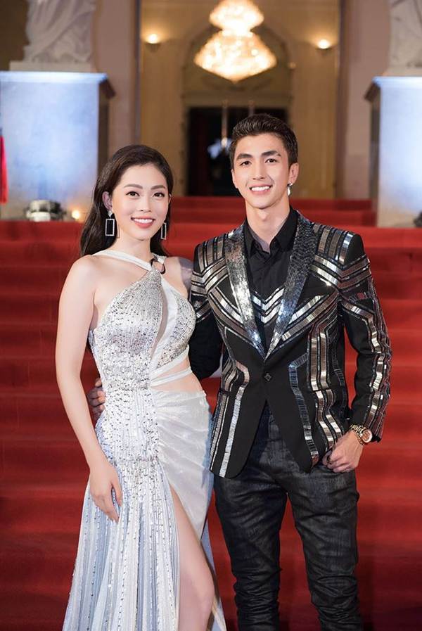 Á hậu Phương Nga mặc váy xẻ gợi cảm, tình tứ bên bạn trai Bình An trên thảm đỏ-2