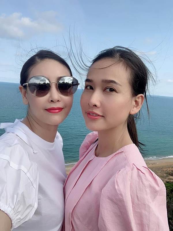 Á hậu Phương Nga mặc váy xẻ gợi cảm, tình tứ bên bạn trai Bình An trên thảm đỏ-11