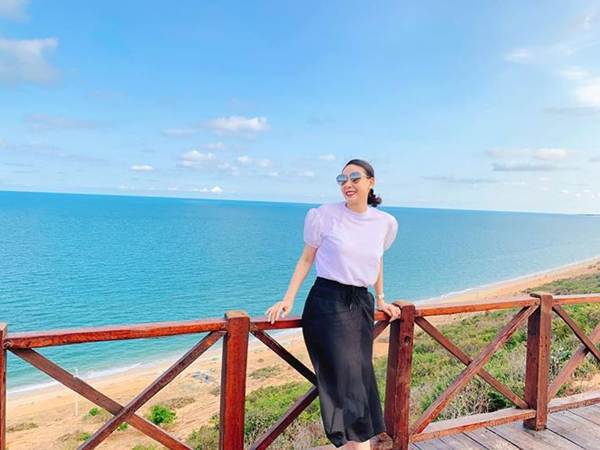 Á hậu Phương Nga mặc váy xẻ gợi cảm, tình tứ bên bạn trai Bình An trên thảm đỏ-14