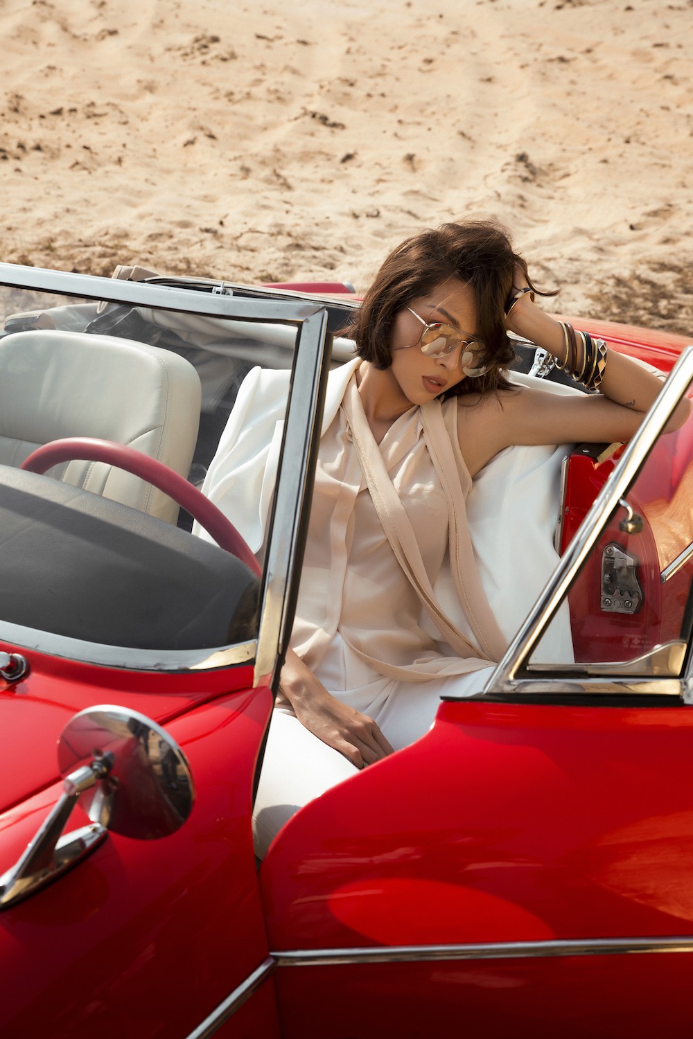 Kỳ Duyên và Minh Triệu ngày càng gắn bó, ôm ấp cực tình tứ giữa sa mạc-11