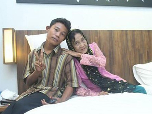 Bà lão bò giữa đường kêu tiếng chó khiến nhiều người hoang mang và sự thật đau lòng phía sau-1