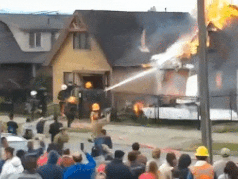 Pin xe điện phát nổ khi đang sạc trong nhà-1