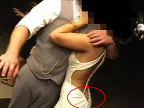 Xôn xao clip bạn gái cũ lao lên sân khấu bắt tay khi đang chuẩn bị làm lễ, chú rể giật mình lùi về phía sau-2