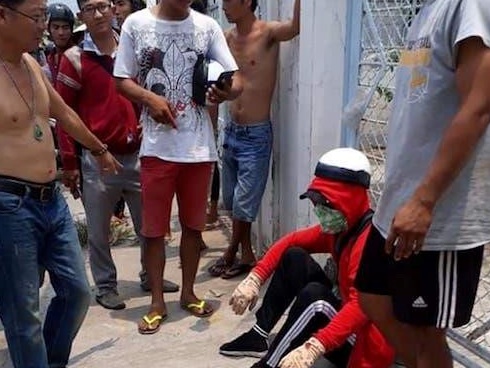 CLIP: Thanh niên giả gái vào cướp nửa tỷ ở tiệm vàng gặp ngay bà chủ cứng-3