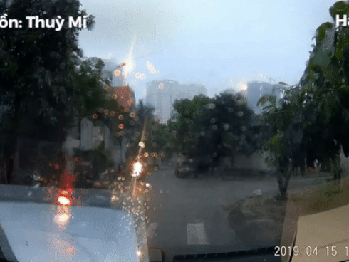 Bị chó đuổi, tài xế xe máy té giữa đường