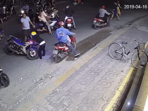 Cô gái bất ngờ chạy ra giữa đường, lao thẳng vào đầu ô tô-1