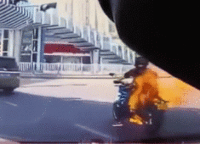 SỐC: Môtô đột ngột bốc cháy suýt nướng chín” lái xe-1