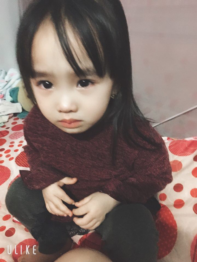 Quyết giữ lời hứa không hái quả của dì, cô bé 2 tuổi khiến người ta cười bò với cách trộm dâu độc nhất vô nhị-5