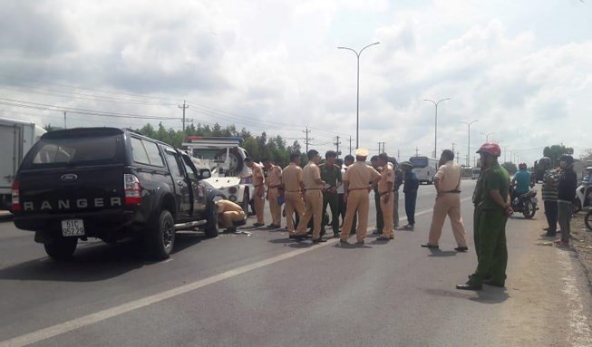 Tài xế dùng rìu chém người, ép ngã 2 cảnh sát giao thông-1