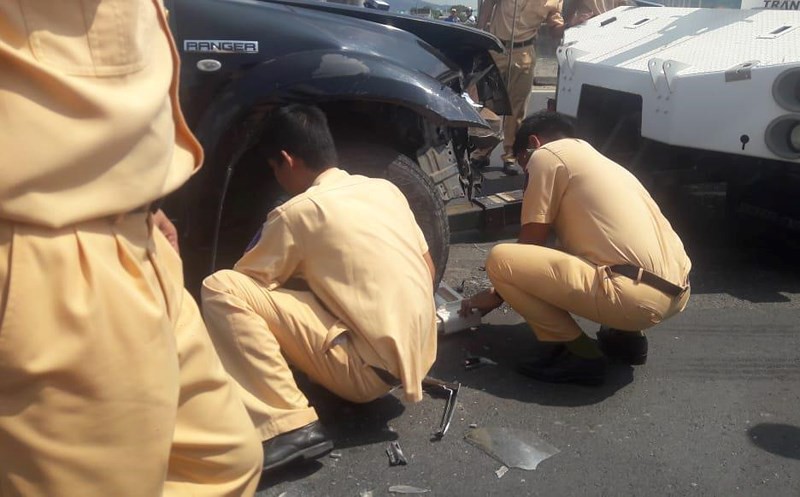 Tài xế dùng rìu chém người, ép ngã 2 cảnh sát giao thông-3