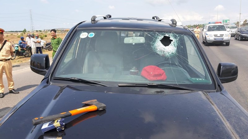 Tài xế dùng rìu chém người, ép ngã 2 cảnh sát giao thông-6