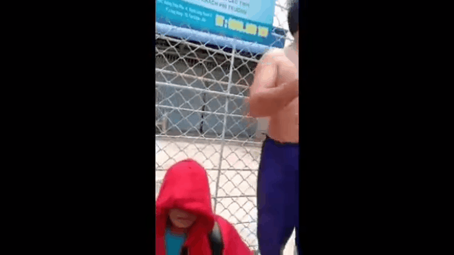 CLIP: Thanh niên giả gái vào cướp nửa tỷ ở tiệm vàng gặp ngay bà chủ cứng-2