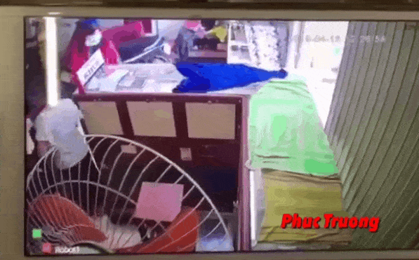 CLIP: Thanh niên giả gái vào cướp nửa tỷ ở tiệm vàng gặp ngay bà chủ cứng-1