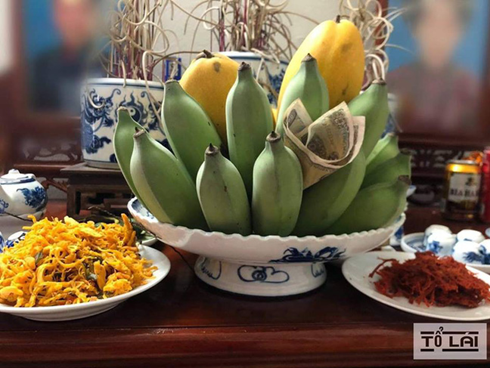 Nhắn vợ ở nhà làm cỗ cúng, đi làm về, những thứ thấy trên ban thờ khiến chồng tái mặt