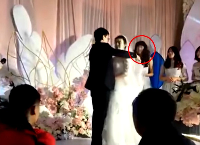 Một chàng trai hóa phù dâu trong đám cưới của người anh em với nụ cười tỏa nắng suýt làm lu mờ cô dâu chú rể-1