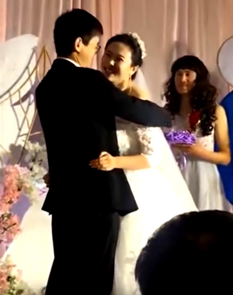 Một chàng trai hóa phù dâu trong đám cưới của người anh em với nụ cười tỏa nắng suýt làm lu mờ cô dâu chú rể-2