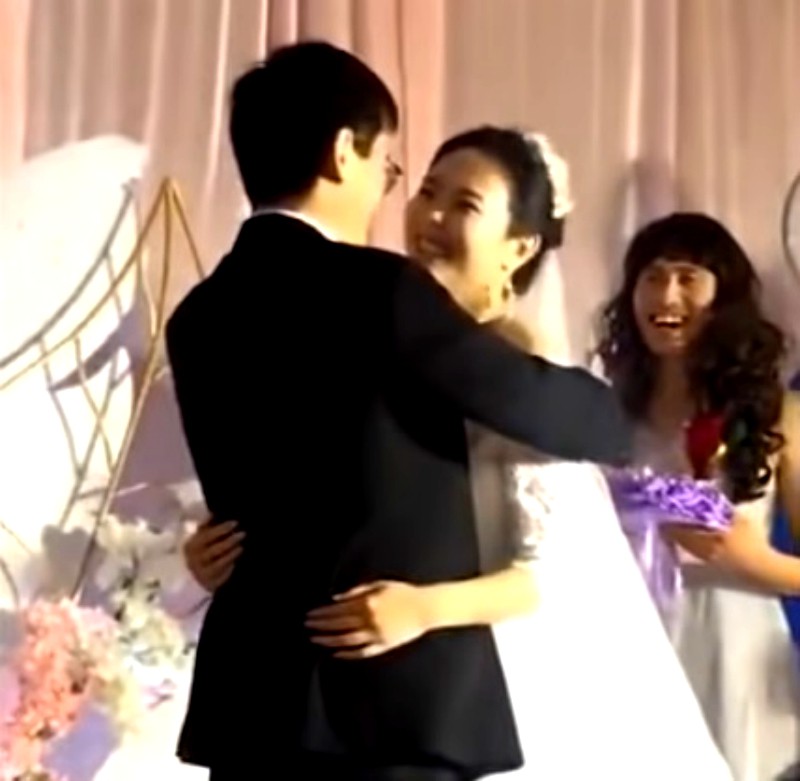 Một chàng trai hóa phù dâu trong đám cưới của người anh em với nụ cười tỏa nắng suýt làm lu mờ cô dâu chú rể-3