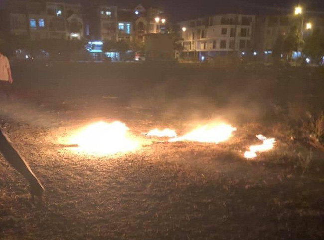 Đôi nam nữ nghi tưới xăng tự thiêu, bốc cháy như ngọn đuốc sống giữa Sài Gòn-1