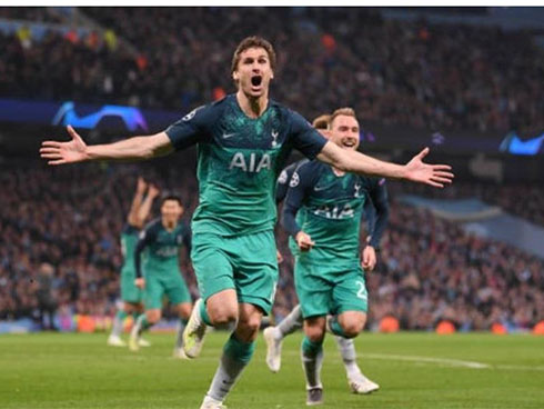 Pep Guardiola bị chế giễu vì màn ăn mừng hụt hài hước-11