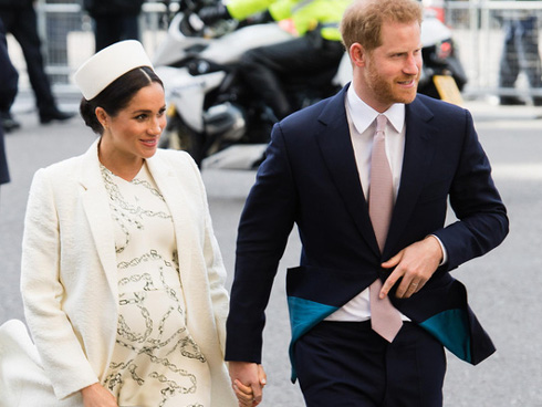 Đoạn clip em bé nhà Meghan đạp bụng mẹ bị người dùng mạng soi ra điểm bất thường, càng khiến dư luận nghi ngờ hơn-3