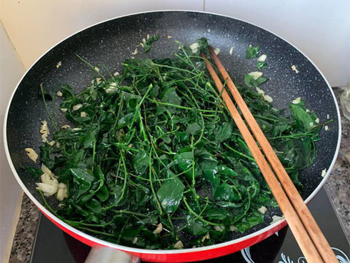 Xào rau muống chỉ cần thêm 1 bước này đảm bảo không bị thâm đen, giòn ngon như ngoài hàng-1