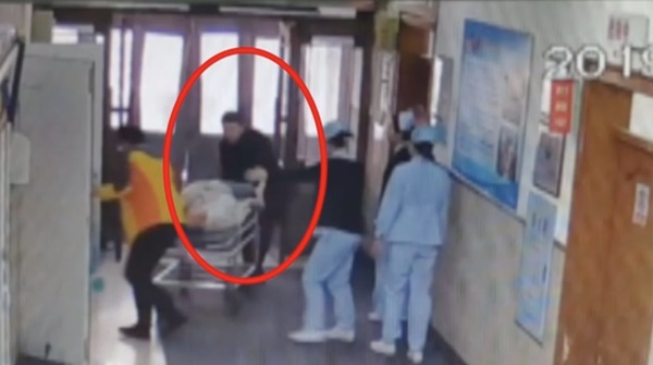 Đưa bà bầu đi viện, yêu râu xanh giở trò sàm sỡ ngay trên taxi-2