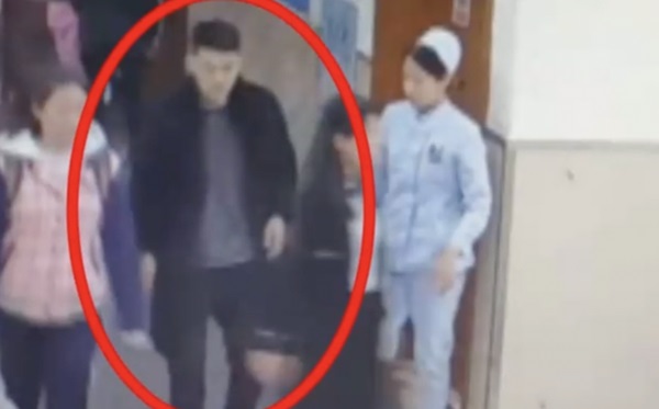 Đưa bà bầu đi viện, yêu râu xanh giở trò sàm sỡ ngay trên taxi-3