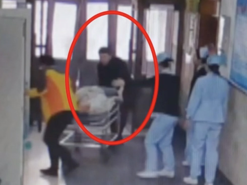 Đến Thái Lan tham dự lễ hội mừng năm mới Songkran, nữ du khách bị yêu râu xanh cưỡng hiếp mà không biết, tỉnh dậy đã thấy quần áo bị cắt xé tan tành-5